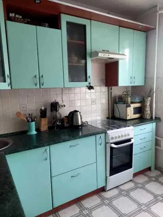 Продам 2 комн квартиру м Армейская 2 мин 1 выс/5 с ремонтом,