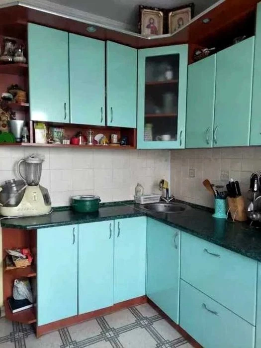 Продам 2 комн квартиру м Армейская 2 мин 1 выс/5 с ремонтом,