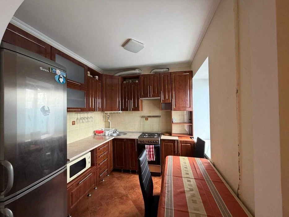 Продам двокімнатну квартиру в центрі
