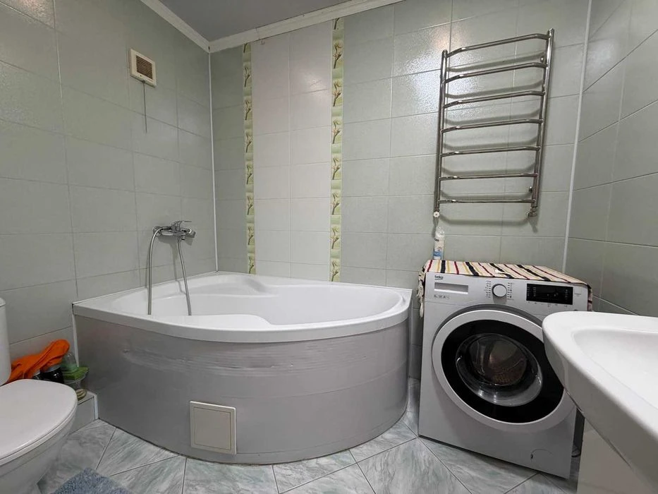 Продам двокімнатну квартиру в центрі