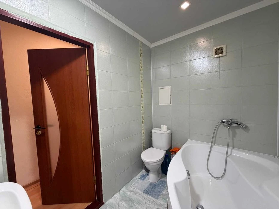 Продам двокімнатну квартиру в центрі