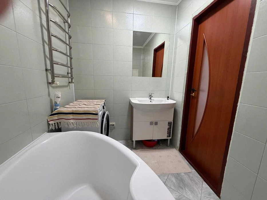 Продам двокімнатну квартиру в центрі
