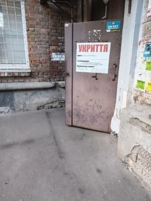 Однокімнатна, деміївка, перший поверх, сталінка