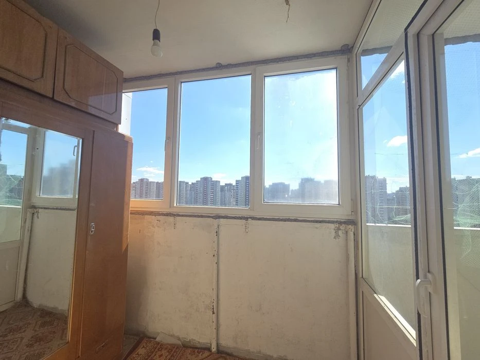 Продам простору квартиру на Позняках 53кв.м вул. Урлівська R