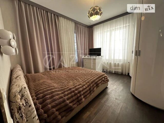 Продаж 2к квартири 99 кв. м на вул. Степана Рудницького 18 •