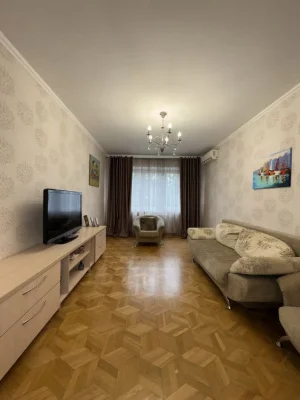 Продам трикімнатну квартиру з ремонтом