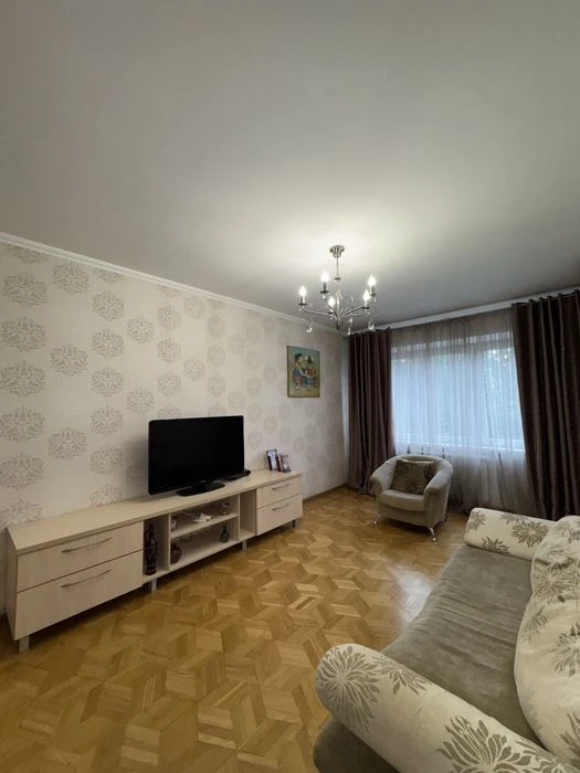 Продам трикімнатну квартиру з ремонтом
