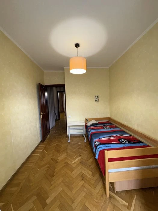 Продам трикімнатну квартиру з ремонтом