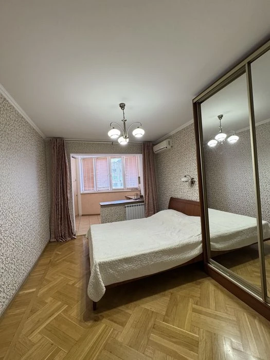 Продам трикімнатну квартиру з ремонтом