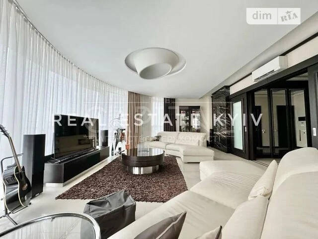 Продаж 3к квартири 150 кв. м на вул. Андрія Верхогляда 20 •
