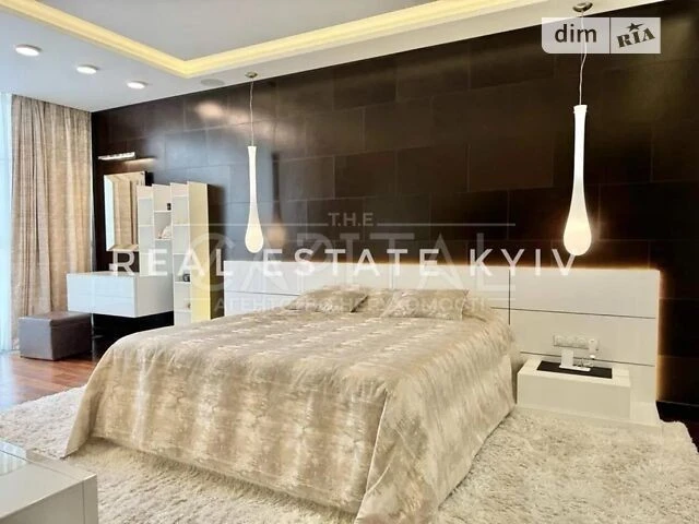 Продаж 3к квартири 150 кв. м на вул. Андрія Верхогляда 20 •