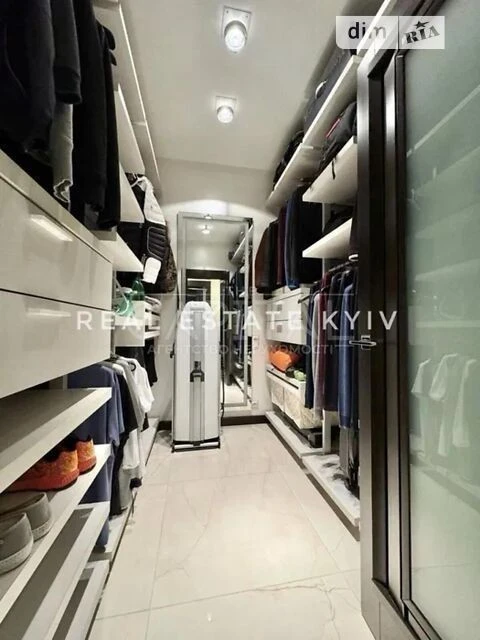 Продаж 3к квартири 150 кв. м на вул. Андрія Верхогляда 20 •