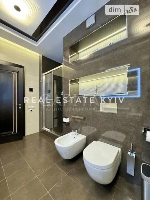 Продаж 3к квартири 150 кв. м на вул. Андрія Верхогляда 20 •