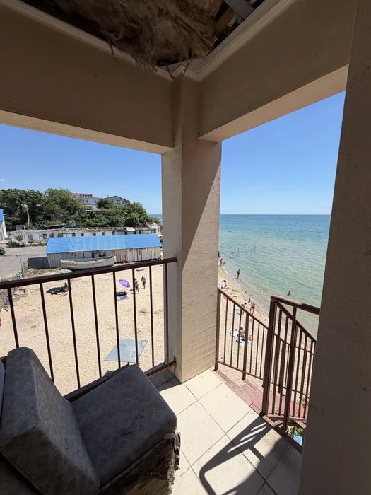 I will sell a country house on the seashore