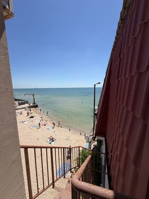 I will sell a country house on the seashore