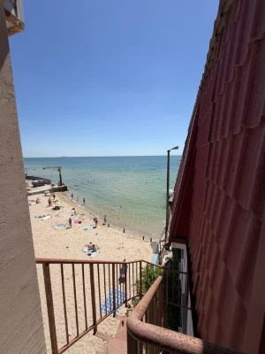 I will sell a country house on the seashore