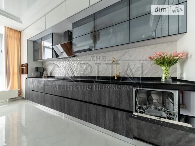 Sale of 3-room apartment 197 sq. m. on Volodymyra Brozhka st. 70 •