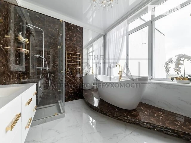 Sale of 3-room apartment 197 sq. m. on Volodymyra Brozhka st. 70 •