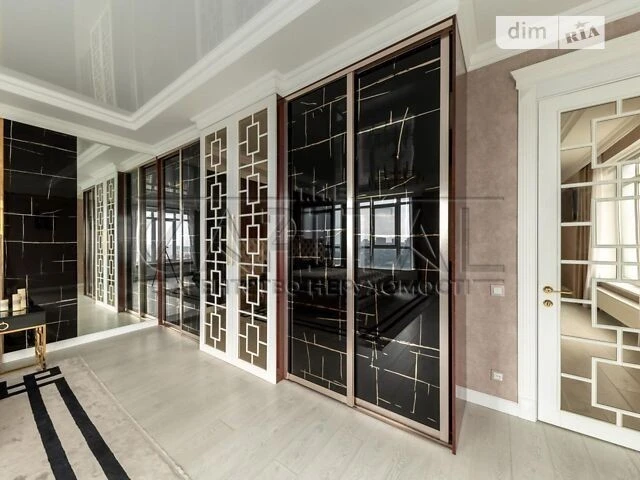 Sale of 3-room apartment 197 sq. m. on Volodymyra Brozhka st. 70 •