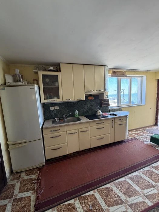 I will sell a country house on the seashore