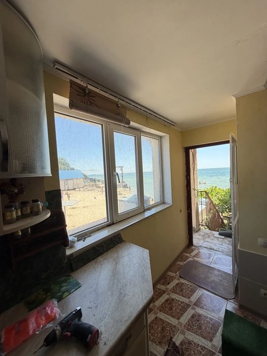 I will sell a country house on the seashore