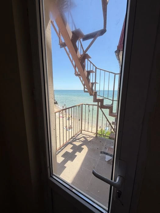 I will sell a country house on the seashore