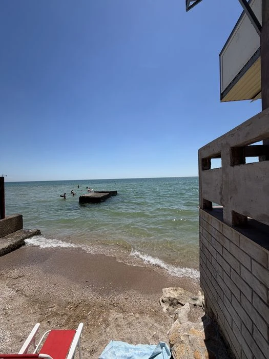 I will sell a country house on the seashore