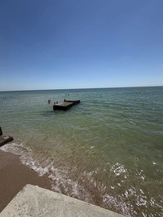 I will sell a country house on the seashore