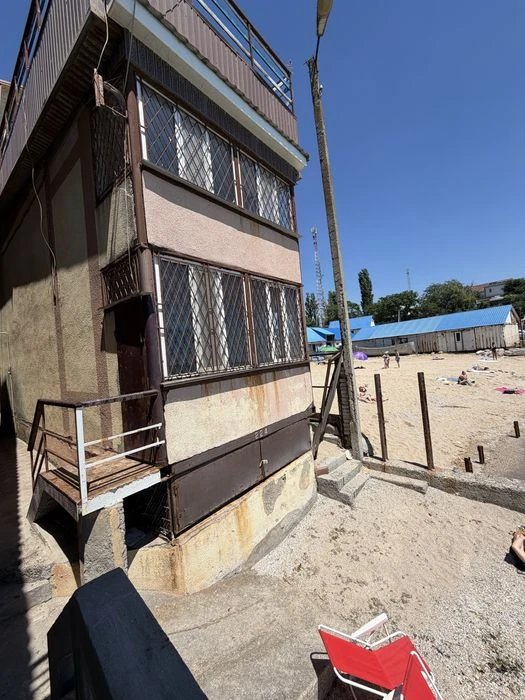 I will sell a country house on the seashore