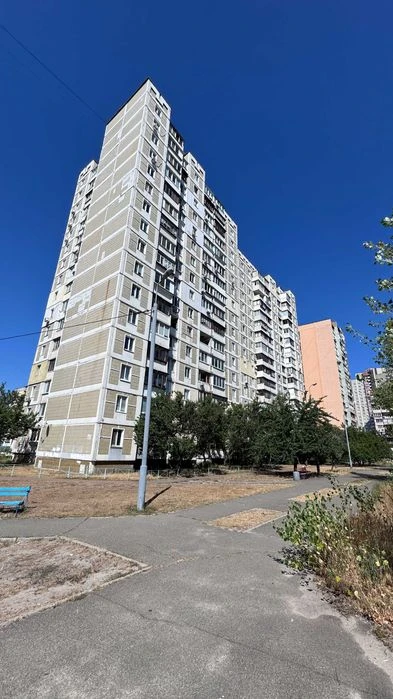 Продається 3-х кімнатна квартира в м. Києві вул. Радунська,4
