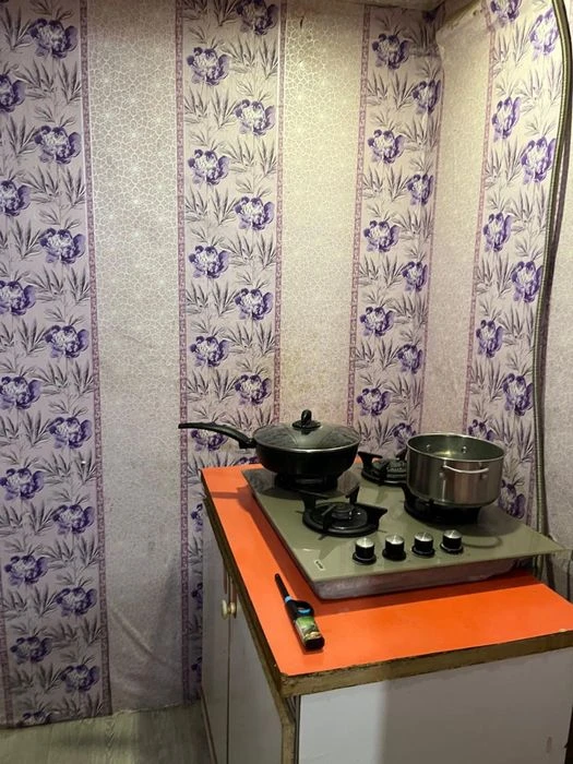 Продам  1/2 будинку , окремий двір !