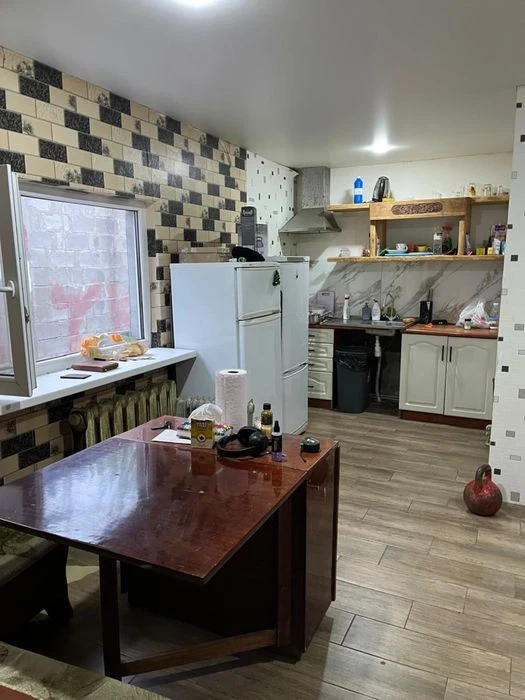 Продам  1/2 будинку , окремий двір !