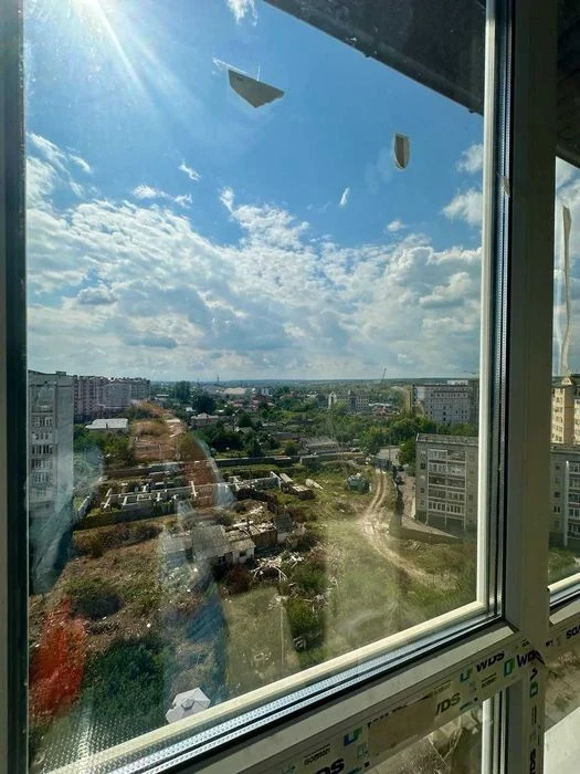 Панорамна двостороння 2-кімнатна квартира з великою мансардо