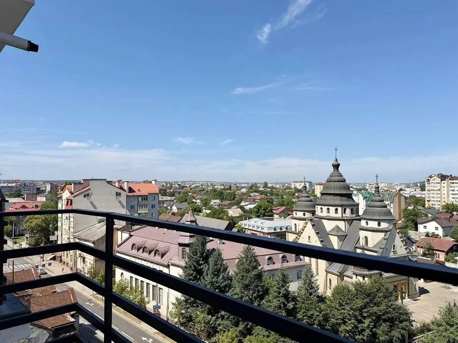 Двокімнатна з балконом укомплектована вул.Незалежності 63м2