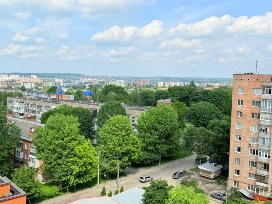 2к в обжитій новобудові, є ремонт. Двостороння, видовий пов.