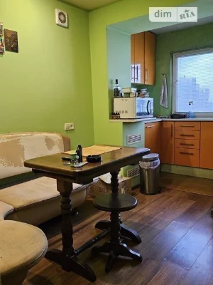 Продаж 1к квартири 37 кв. м на вул. Академіка Возіанова 10 •