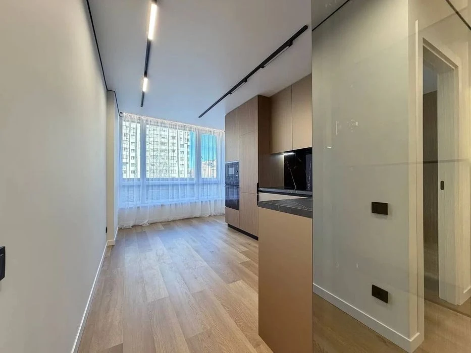 Велика 1.5 кім квартира з гардеробом в центрі міста від Благ