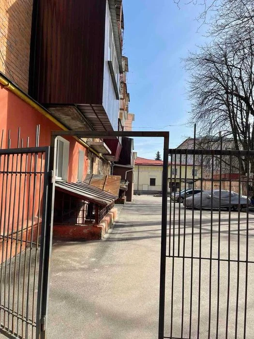 Продаж 3к. квартири.  Самий центр міста.