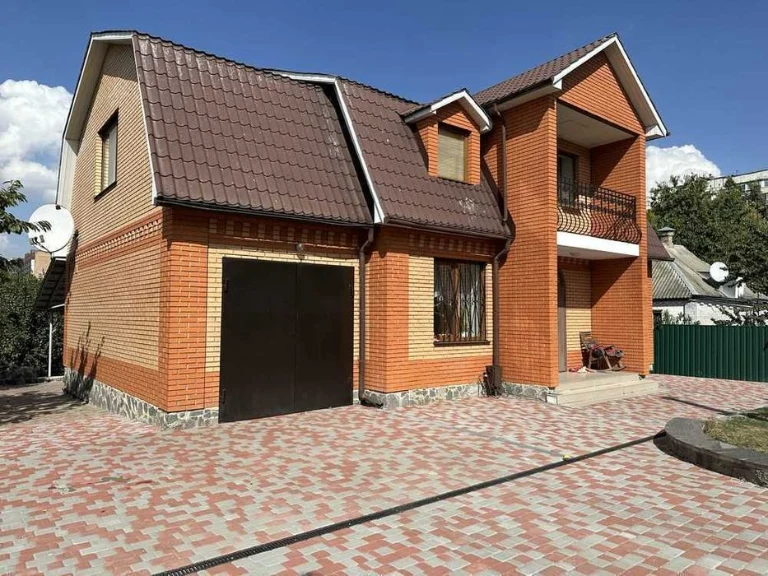 Продаж 2 поверхового будинку з окремим двором 274 м2 11 сот