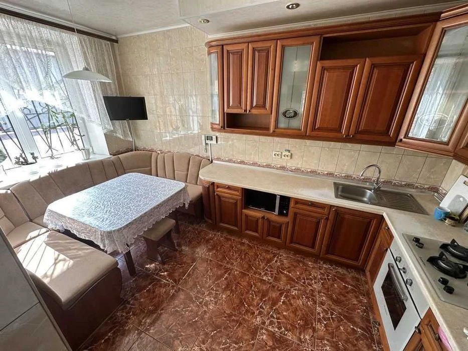 Продаж 2 поверхового будинку з окремим двором 274 м2 11 сот