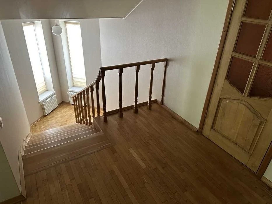 Продаж 2 поверхового будинку з окремим двором 274 м2 11 сот