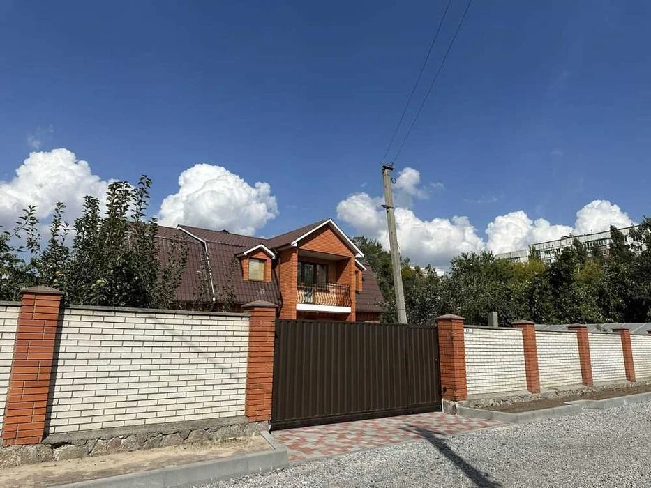 Продаж 2 поверхового будинку з окремим двором 274 м2 11 сот