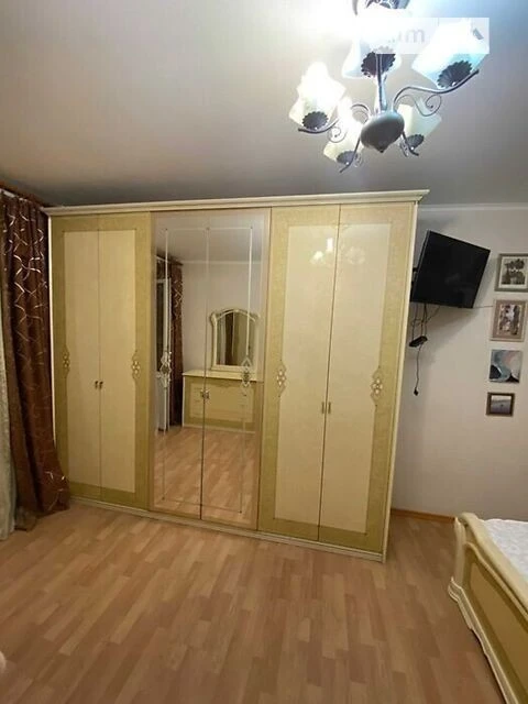 Довготривала оренда 3к квартири на вул. Ахматової Анни 43 •