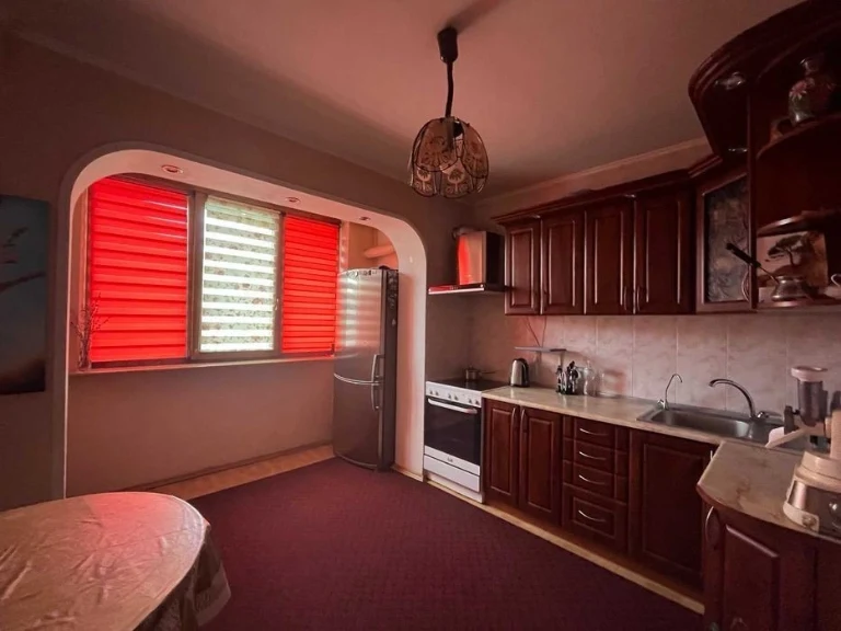 Продам 2-к простору кв-ру (площа 60 м²) Мостицький масив вул