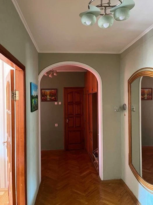 Продам 2-к простору кв-ру (площа 60 м²) Мостицький масив вул