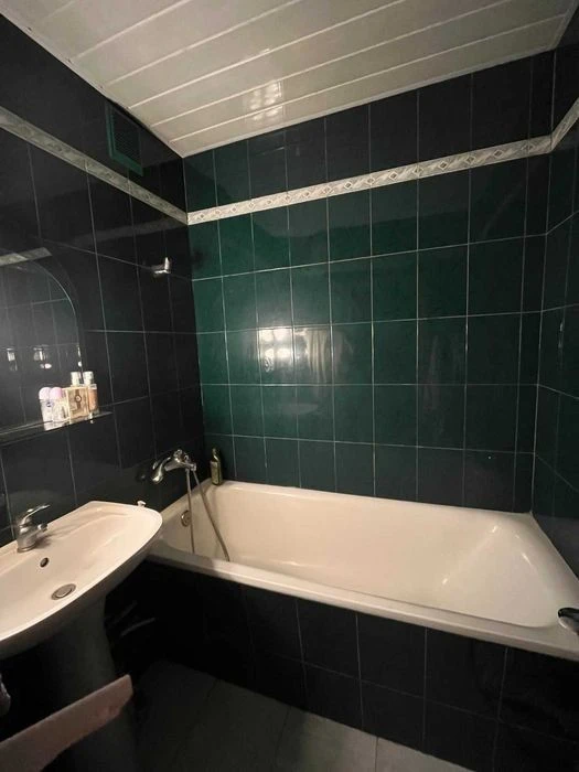 Продам 2-к простору кв-ру (площа 60 м²) Мостицький масив вул