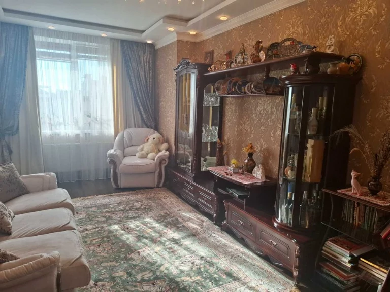Продам 3-комнатную квартиру на Подолье.
