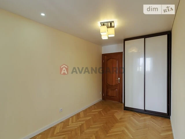 Sale of 3-room apartment 78 sq. m on Hetmana Kyryla Rozumovs street