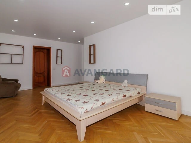 Sale of 3-room apartment 78 sq. m on Hetmana Kyryla Rozumovs street