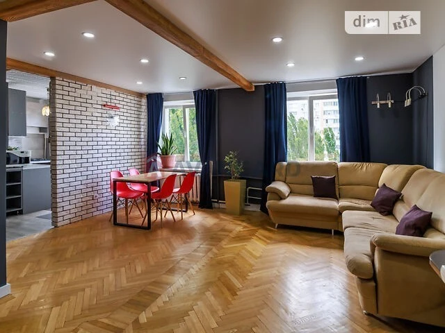 Sale of 3-room apartment 78 sq. m on Hetmana Kyryla Rozumovs street